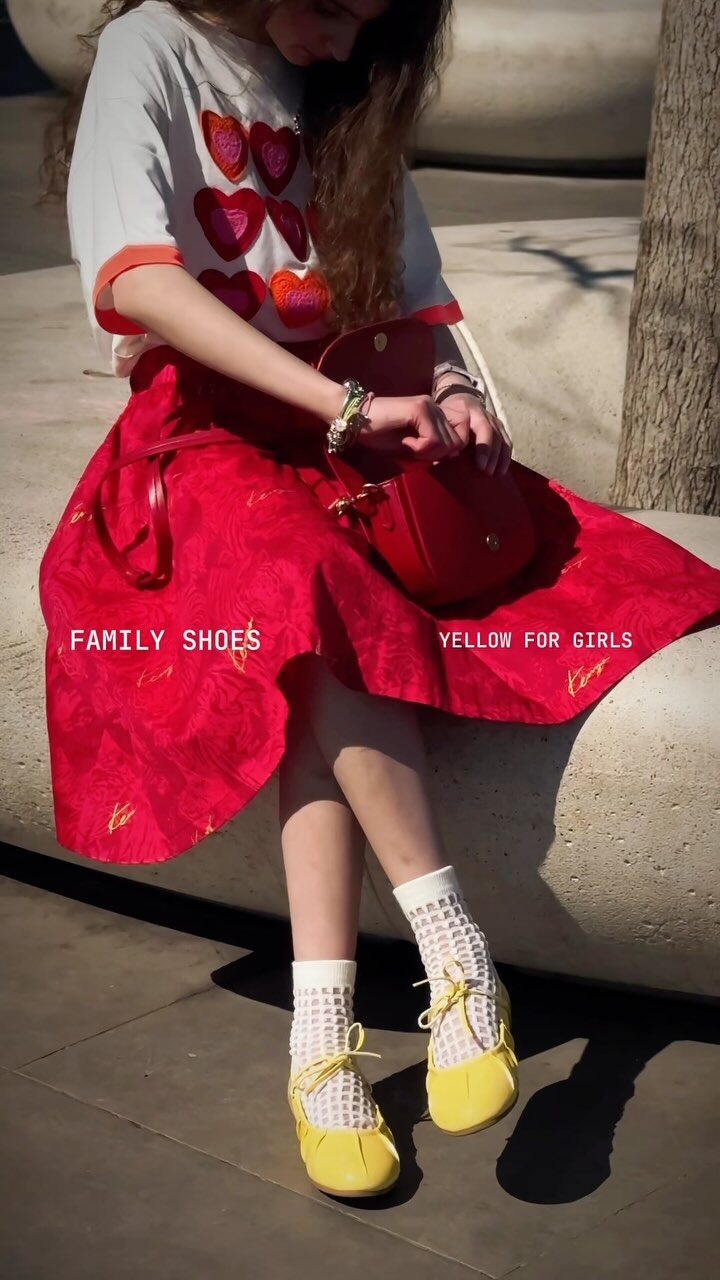 Instagram post from familyshoes_bneibrak. This post is in position 1.